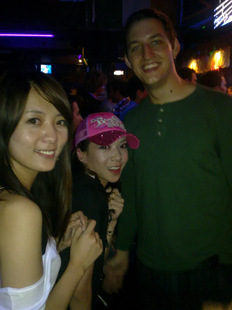 看這身高,我就已經矮人一截了! 澳洲的夜店...其實就是站著喝酒的地方