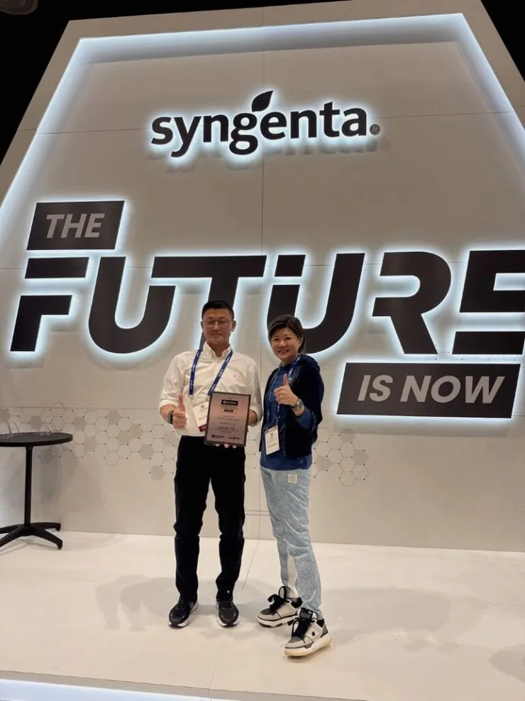 ▲北投國華高爾夫俱樂部獲頒「創新保護獎」副董事長何麗純、總監蔡文生親赴美國領獎