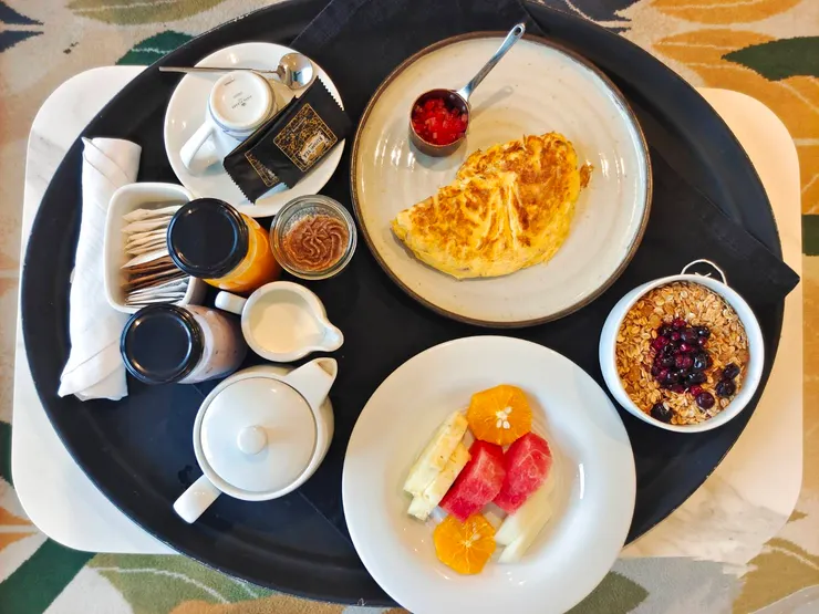 健康早餐：右邊有歐姆蛋、穀物碗及水果盤，左邊有茶、果汁、Smoothie 及優格。