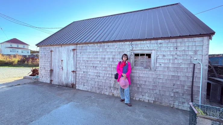 牆面是傳統雪松木瓦，屋頂已經換鐵板了。