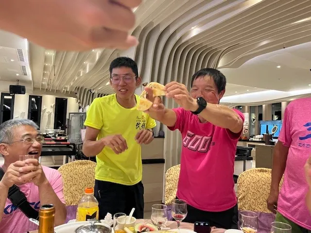 發哥訴說著中指的秘密