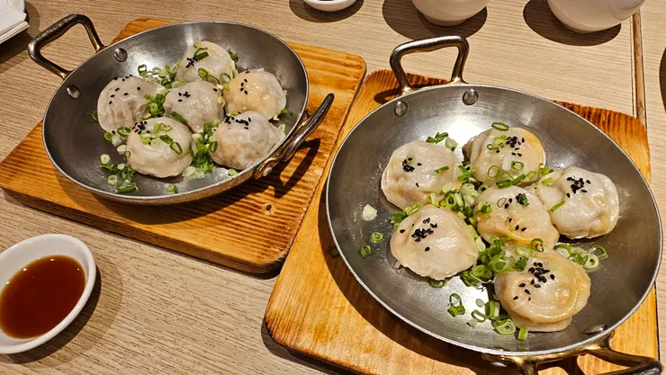 這是漢來上海湯包兩種口味的生煎包!