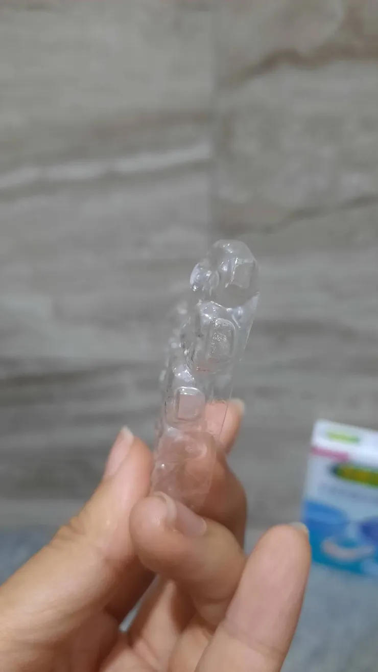 原本的牙套上因死角有牙刷也清不掉的髒汙