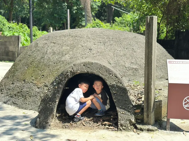 園區內有很多小烏龜防空洞