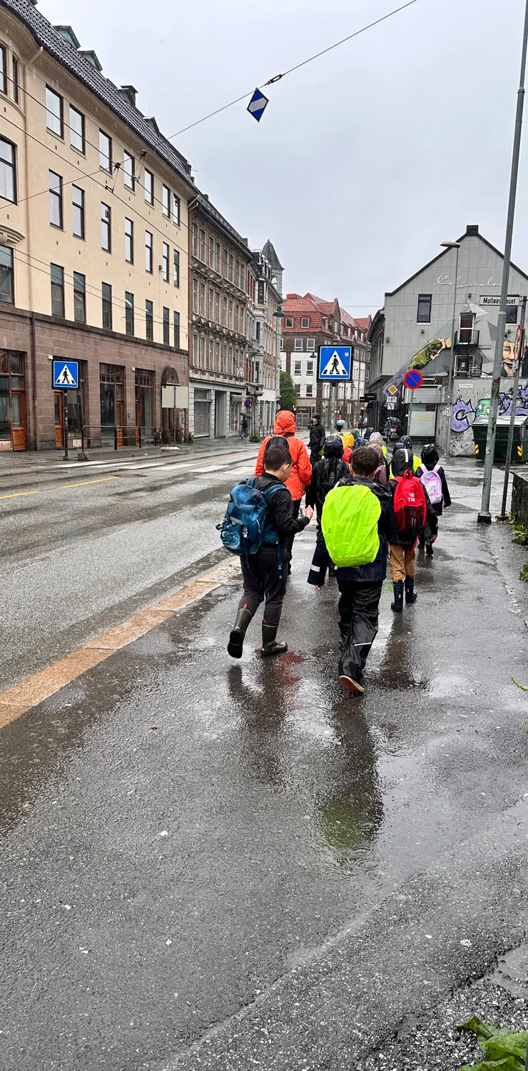 等公車時遇見另一群孩童