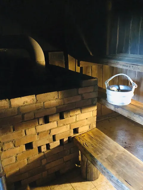 左邊那顆圓的，就是高溫的大石頭，用旁邊的水桶往石頭上面潑水，馬上就是高溫的蒸氣。