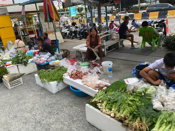 夜市在傍晚擺攤,不乏賣青菜的攤販