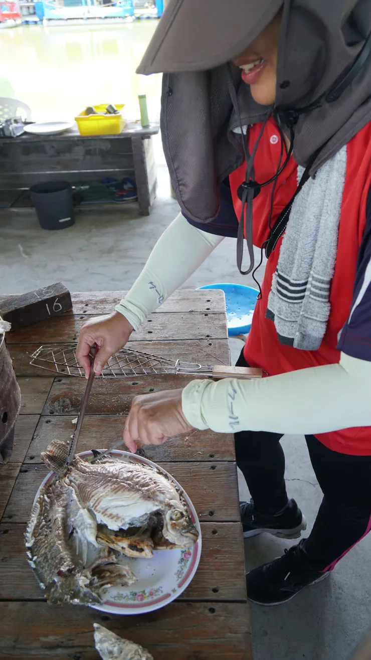 漁場工作人員指導剝除台灣鯛魚皮