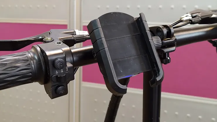 手機架及車燈、3段速度調節及喇叭