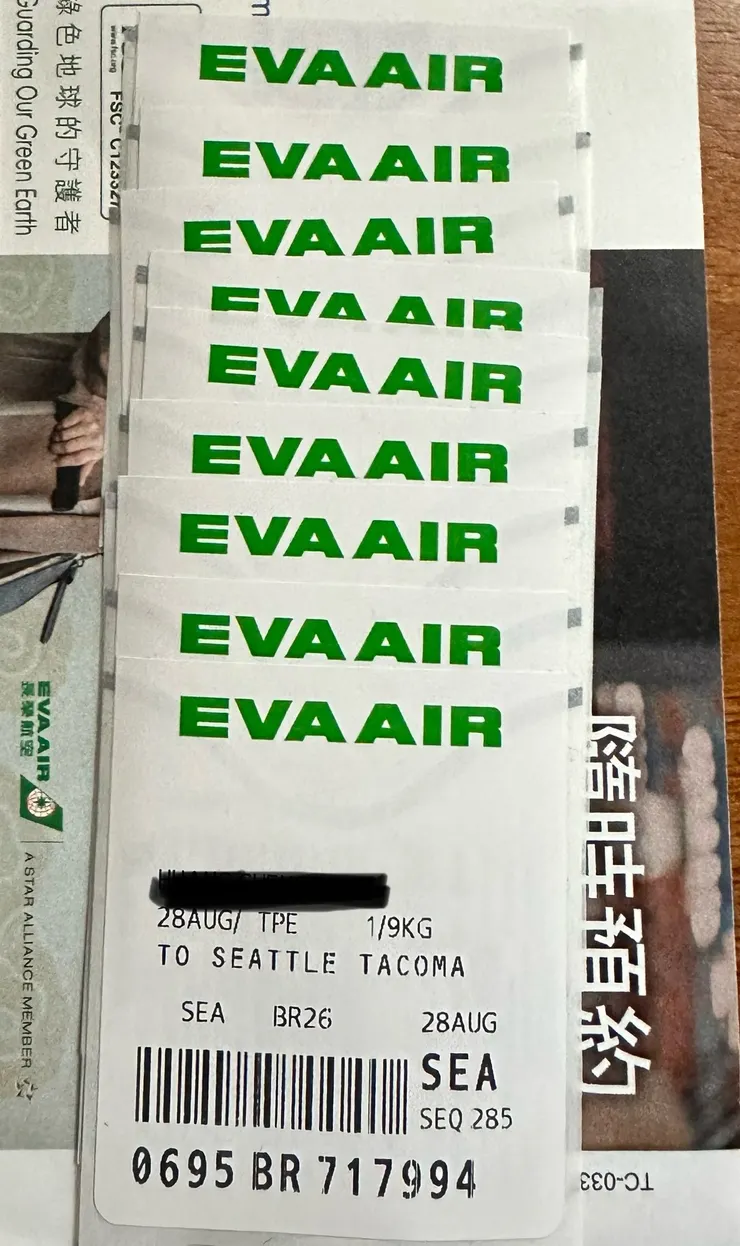 從沒看過這麼壯觀的托運行李貼紙,哈哈!