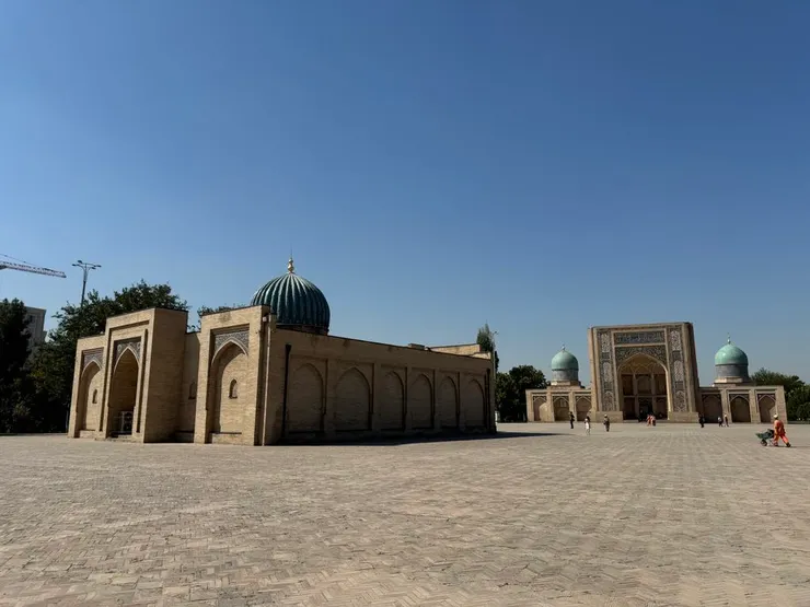 左邊是放有古老可蘭經的圖書館，右方是神學院