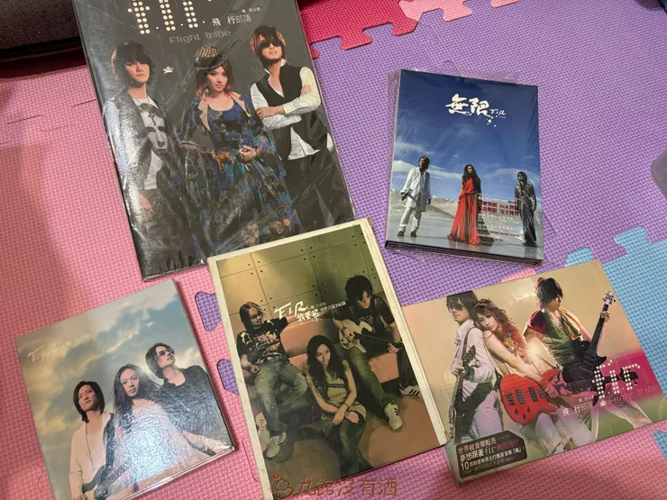 當年也一起團購了FIR的專輯，可是我把歌詞本抽起來看，結果只有我的專輯沒有簽名，因為他們簽在歌詞本上(哭)