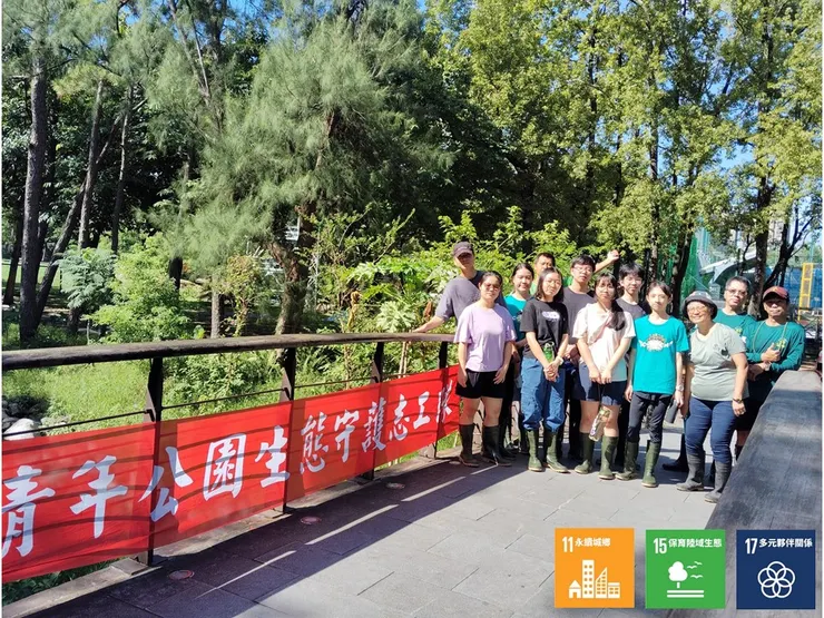 開工前,這組集青年所志工、荒野棲地志工與陽明醫技系同學的跨群組夥伴在拱橋上方合影