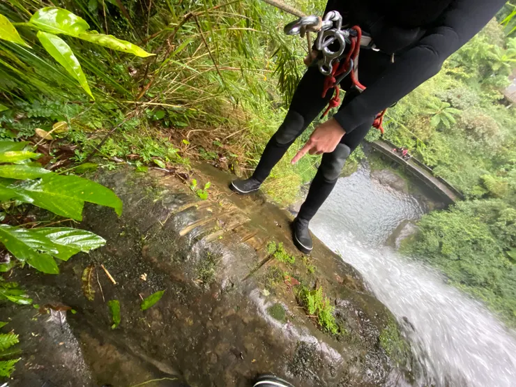 岩質過軟天然點下放磨出溝槽(野人谷-天雲瀑頂)