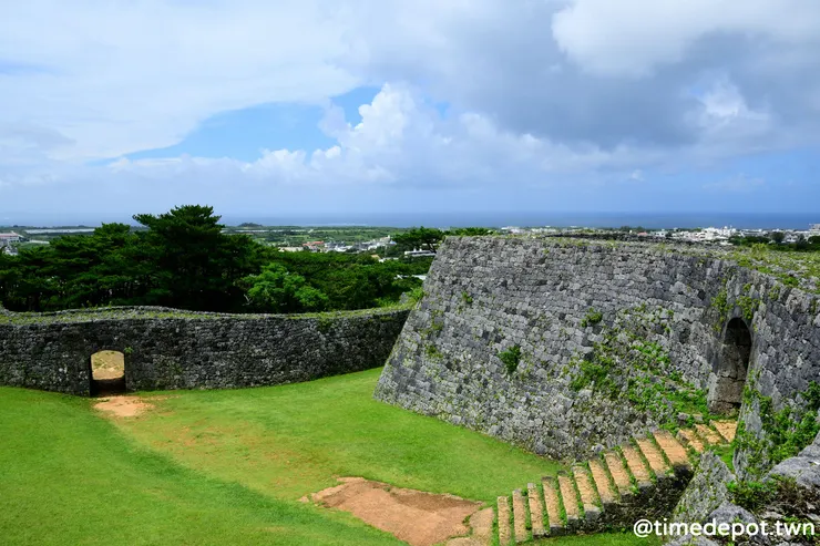 站在城牆上遠眺海岸線