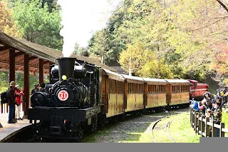 拍完照之後火車再度駛回弧形月台