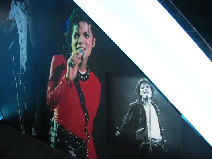 《Bad》tour原來有紅色演唱會服裝！一般在網上看到的是黑色和銀色的裝束，很想看看紅衣版的演唱會！