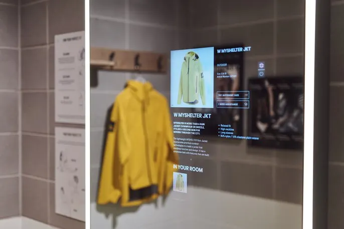 消費者可透過實體鏡面來檢視商品內容  source: Adidas