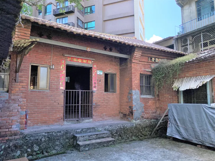 周家古厝。為因應台灣多雨氣候，特別抬高的正身與凹壽設計；四周有走水