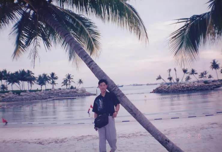 這是西元2001年3月在新加坡聖淘沙的我!