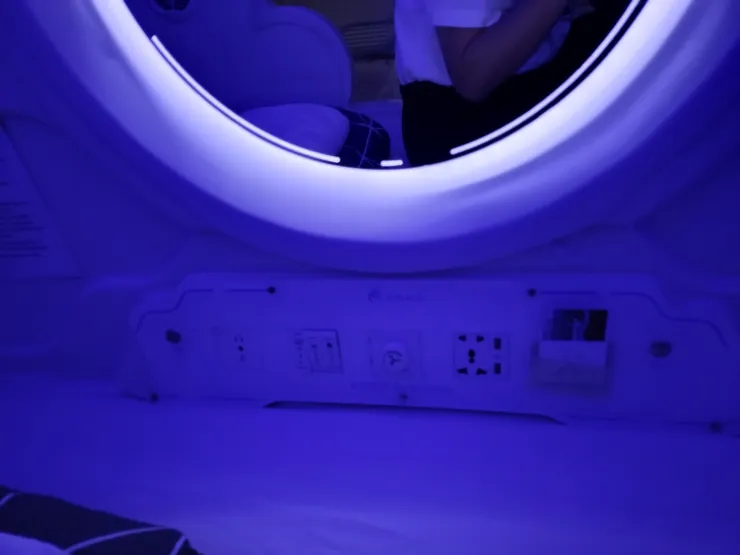 床的內部，忘記開白燈了