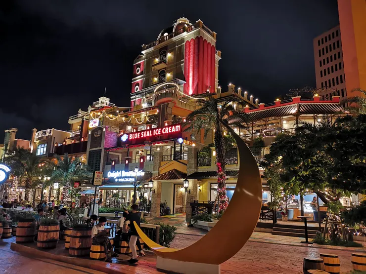 美國村夜晚街景-取自Photo-ac-創作者Nudibranch