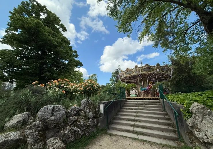 花園𥚃居然也有旋轉木馬