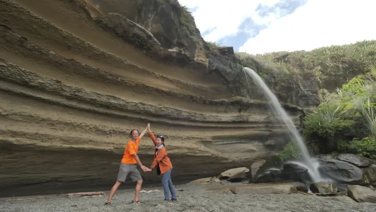 退潮時才得以走近的石壁水瀑，DOC遊客中心外每天都會更新漲退潮時間。