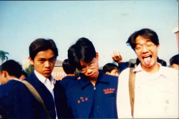 我在右邊，正常同學們冠上的"雄中三劍客"外號---這不是褒，我們那時真的是異類 話說.....城在兇什麼?XD