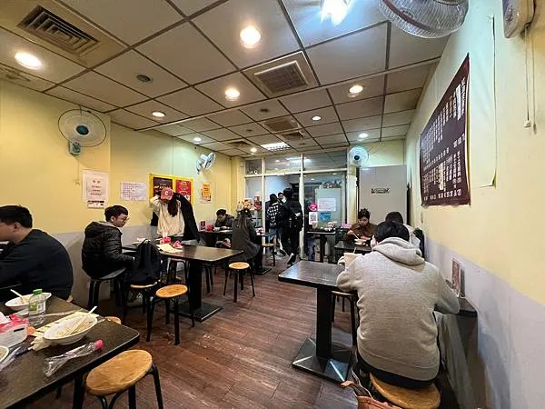 (信義區美食)查記麵館~老字好紅油皮蛋麵!餛飩飽滿、魚丸彈牙
