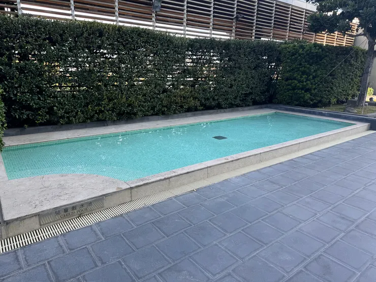 兒童戲水區 很淺很淺，但這邊好像沒有工作人員照看，家長還是要自己看好孩子