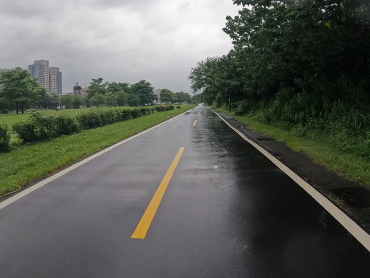 大漢溪自行車道車道寬且沒有其他車種，讓環島速度可以開始提升。