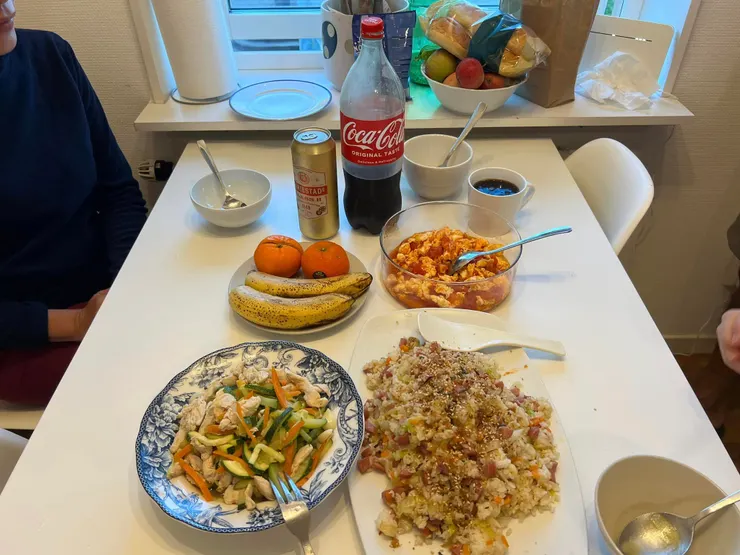 綜合炒飯+節瓜炒雞肉+番茄炒蛋，還有冰啤酒+可樂。