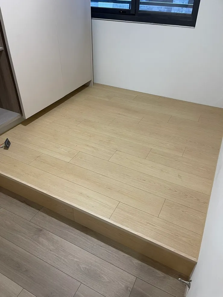 ▲ 架高設計結合超耐磨地板，兼具了收納彈性與日常使用的耐用度，實用性極高。