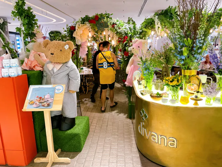 進門就發現是一間很浮誇的店