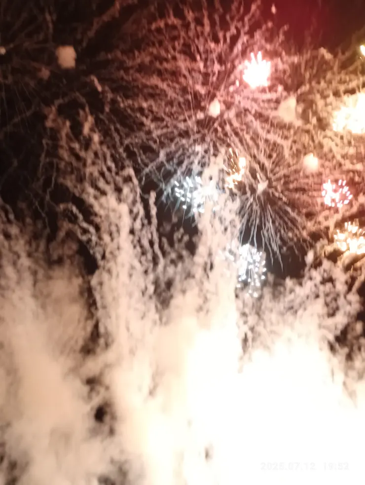 高空煙火，自拍攝，獨一人立於最近處