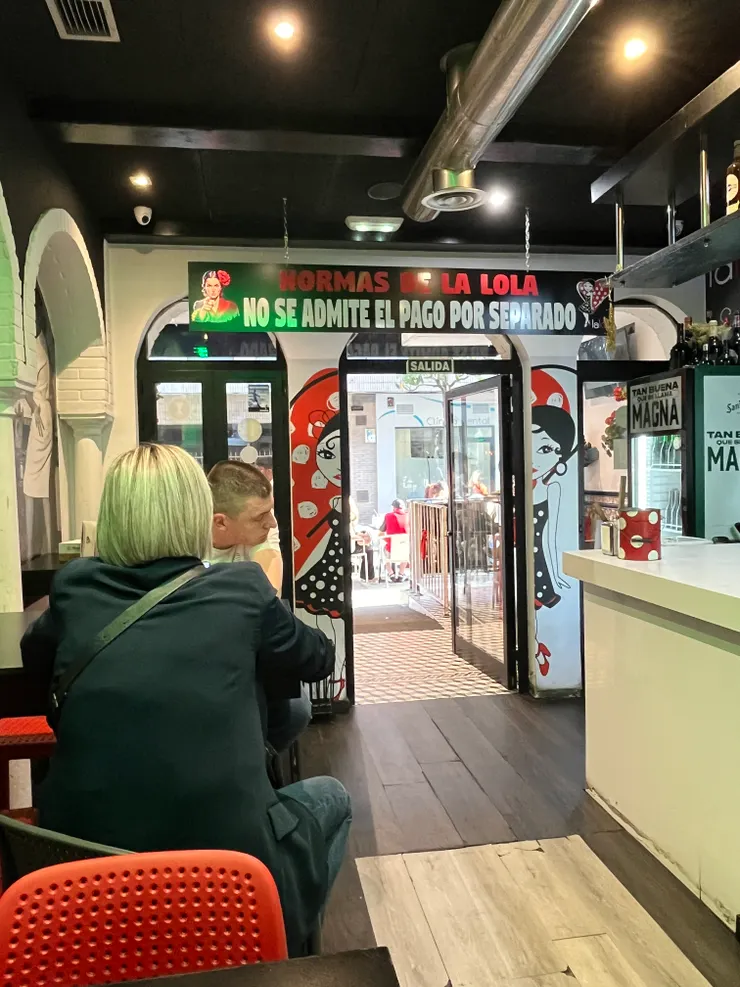 店內的這張海報很霸氣: La Lola的規矩: 不接受分開付款!😆