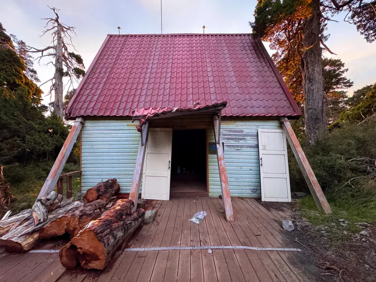 第三天早晨才看清楚雪北山屋的模樣。大門壞了整晚風不停灌進來，不知道一樓順走o聖的山友有沒有睡好。