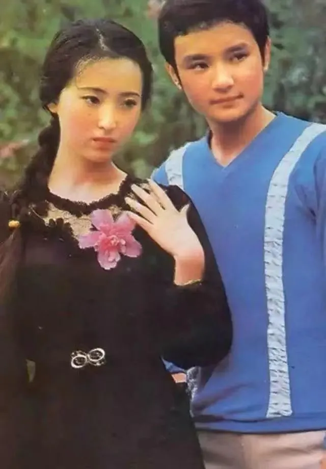 87版《紅樓夢》裡的“寶玉”與“黛玉”。