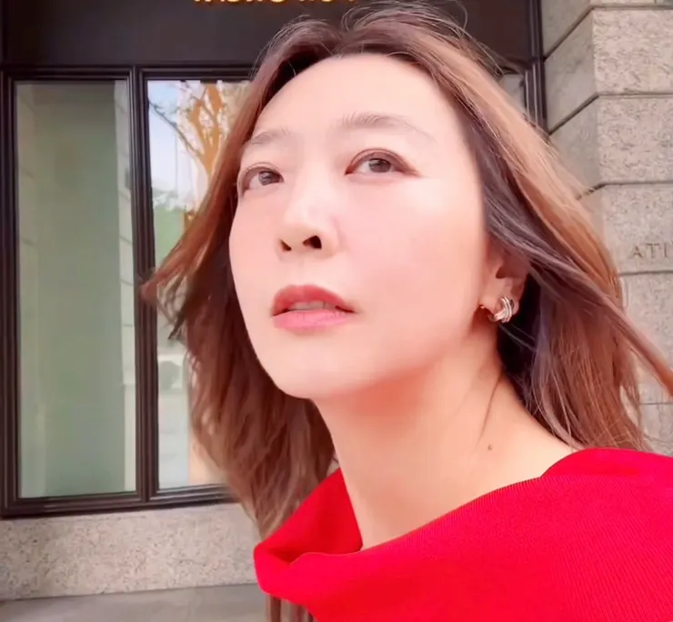 MV取景信義商圈，徐小萍在流動的城市光影中凝視遠方，呈現迷惘、仰望與希望交織的內心狀態。圖/街聲派歌提供