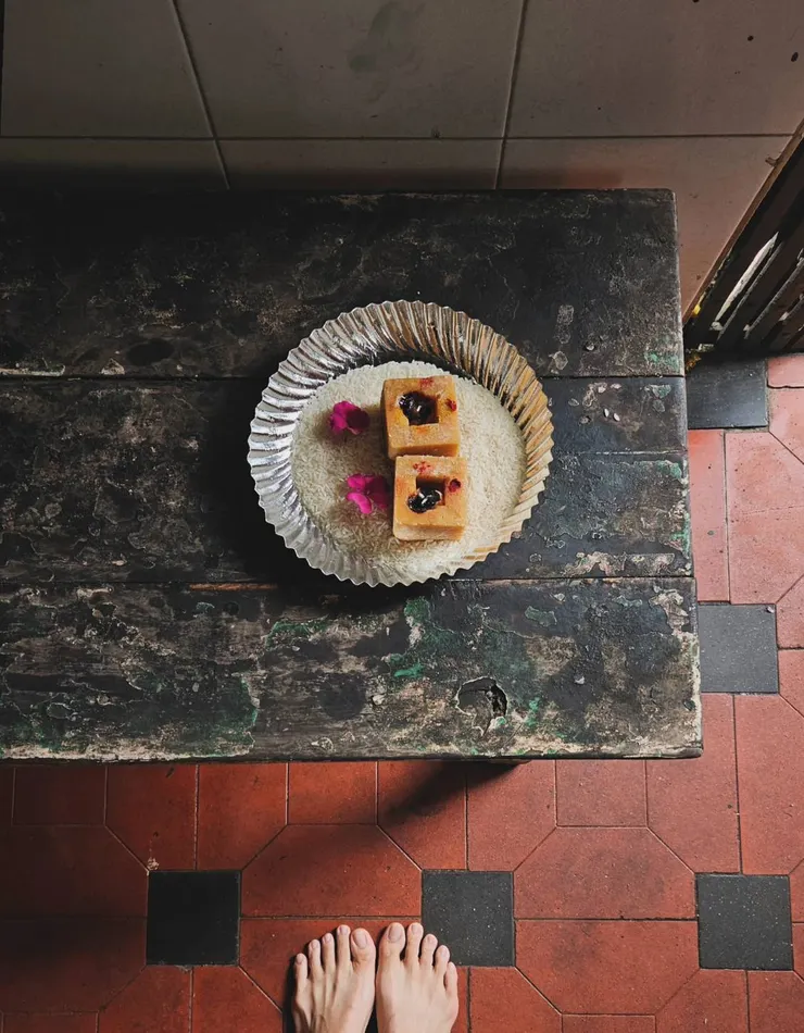 從還沒走到廟口開始，信徒就會把鞋子脫下來放在很遠的地方，然後赤足走向廟宇，這一小段路對我已經像是一個儀式的起手式✨️像是在說 我準備好了要進去參拜囉