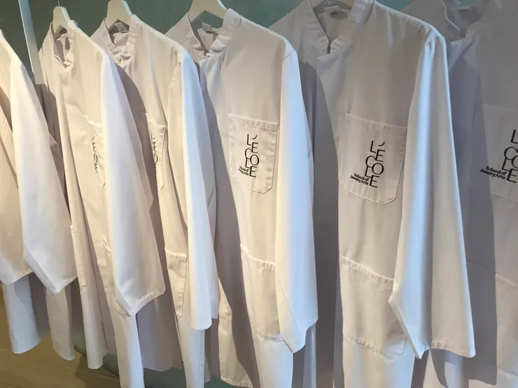 我提過展覽場地是個珠寶學院，有收費的珠寶課程，要學習製作應該便得穿上這些白袍，所以我才說像實驗室。