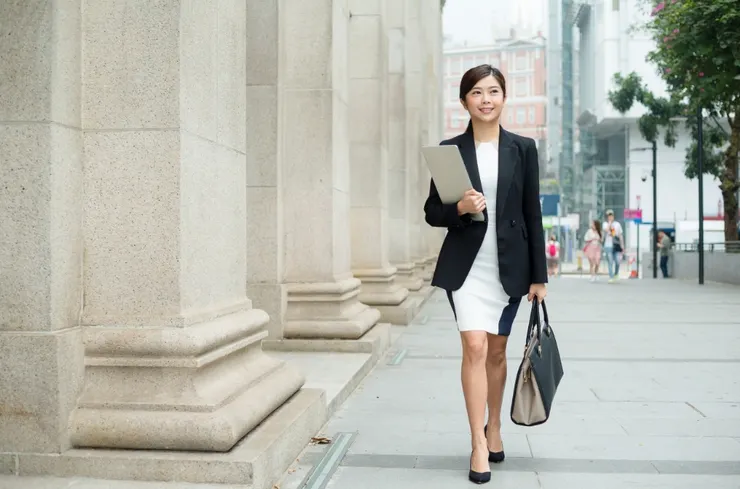 強勢小辣椒型的職場女性很有主見，甚至有時候會讓妳覺得他在挑戰妳的權威。對付這種人，妳要給舞台跟選擇題。圖/123RF圖庫