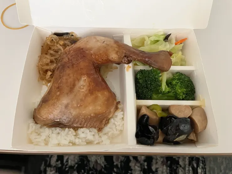 老樣子，滷雞腿飯一口。