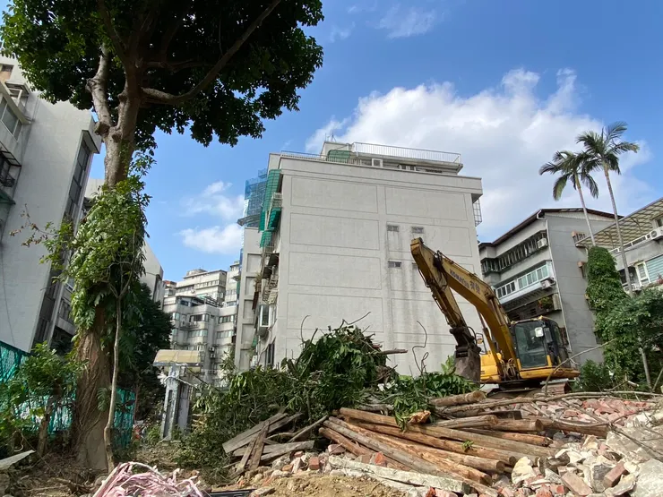 溫州街5號、7號原本有九棵樹。現只剩下橄欖樹，以及圍牆後方的兩棵亞歷山大椰子