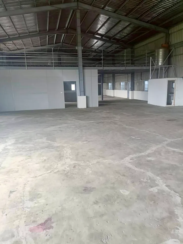 施工前的原始水泥地，看起來昏暗且容易起塵，不僅影響視覺也影響工作環境。