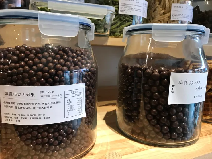 居然有賣巧克力米果耶,還分大小粒