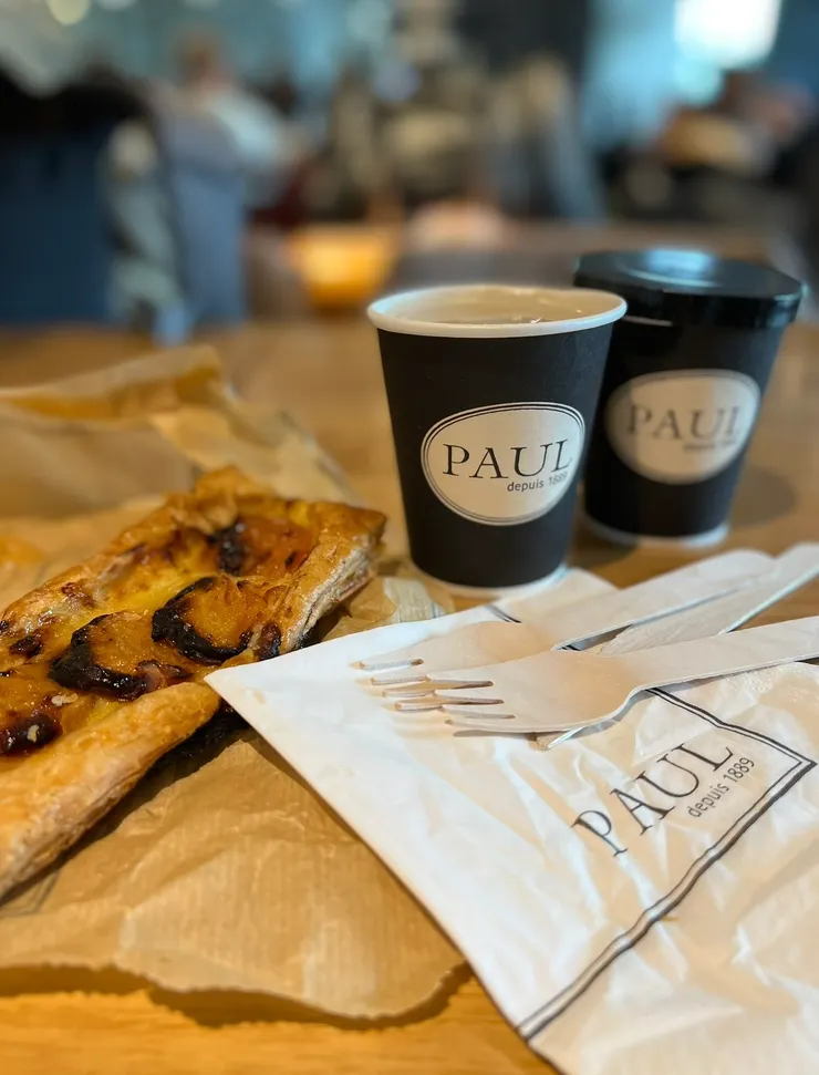 PAUL是我在巴黎的好朋友，吃著PAUL的麵包，真實感覺著我已經來到巴黎了