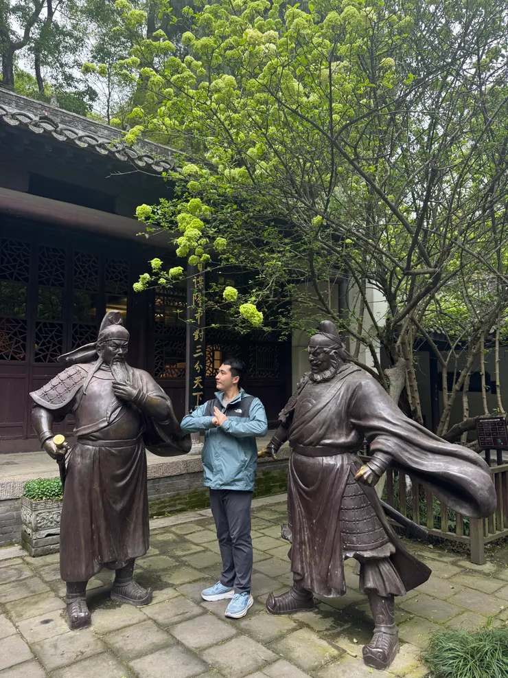 諸葛亮草廬外，還很生動的放了關羽張飛等到不耐煩的銅像