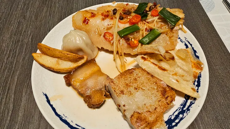 煎蘿蔔糕也很好吃!一大早就能吃到清蒸海上鮮一整片魚肉也很讚!